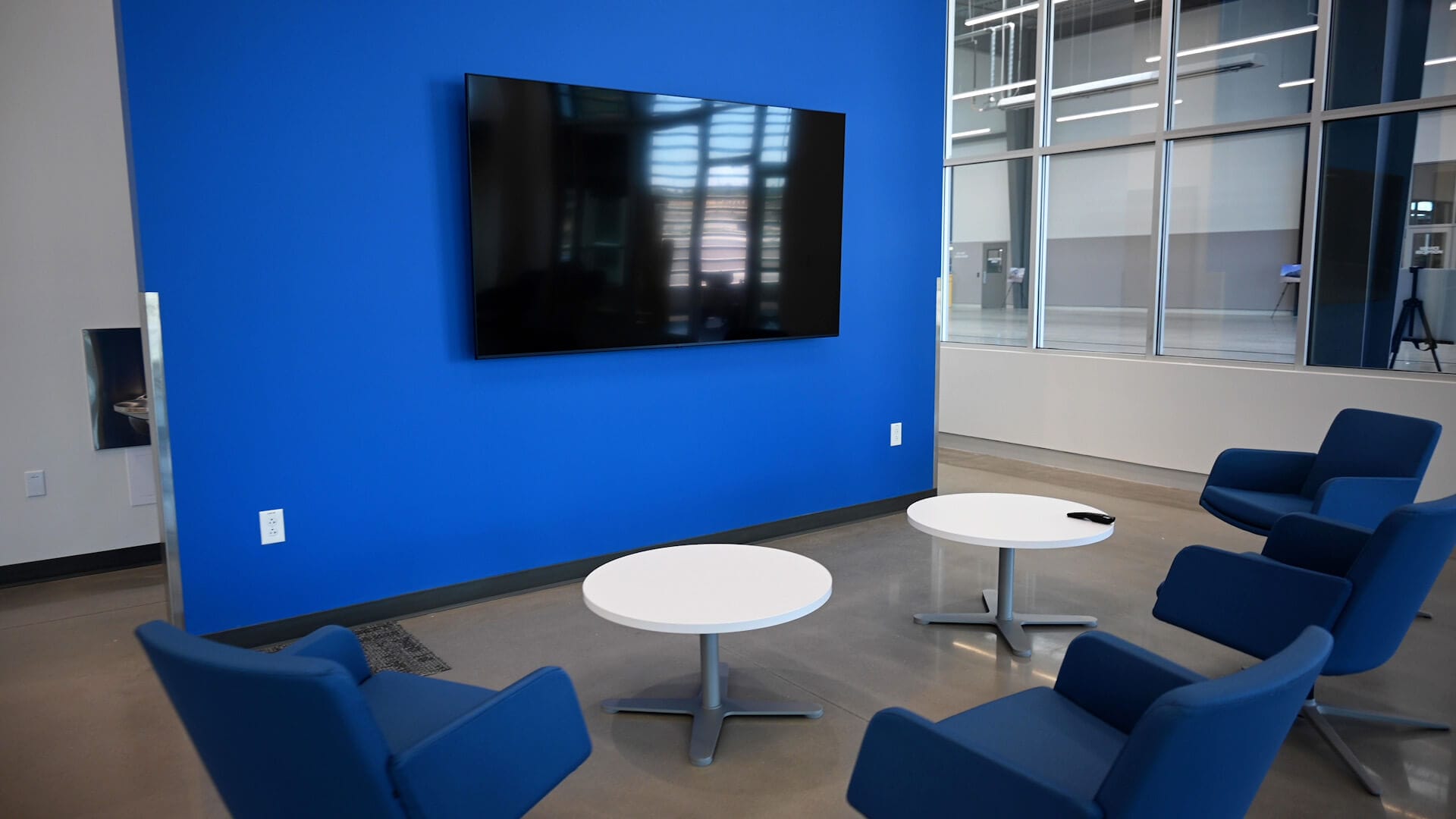 Kendall Accessories Center Lounge